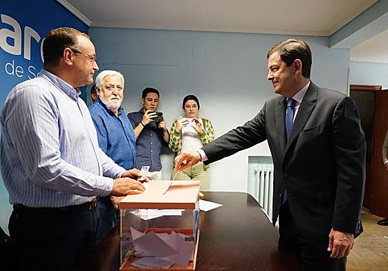 Alfonso Fernández Mañueco en la primera vuelta de las primarias.