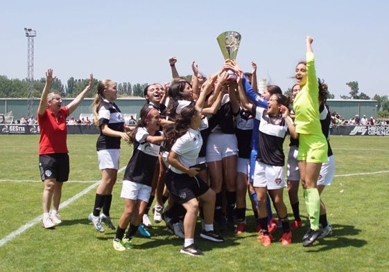 El Salamanca FF alza el trofeo que le convierte en campeón de la Fase Regional Juvenil/Cadete Femenino.