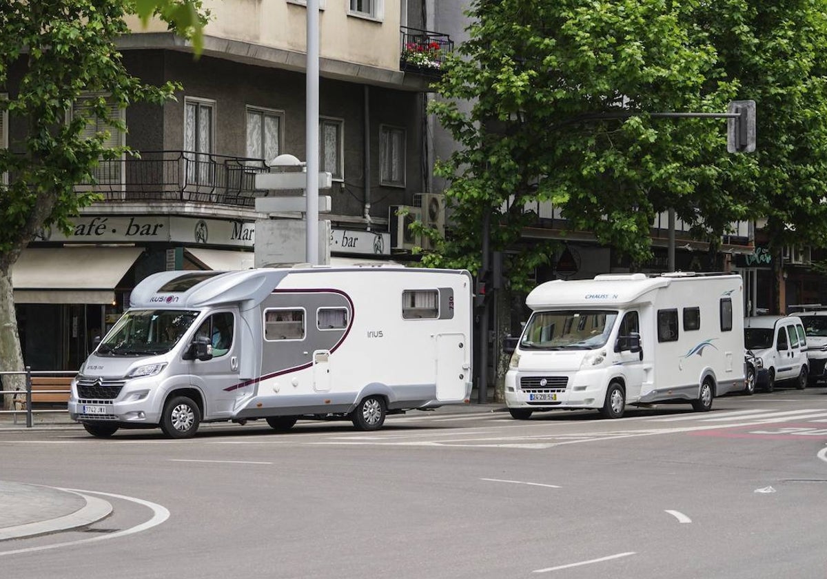 Dos autocaravanas circulan por la rotonda de la UDS de Salamanca.