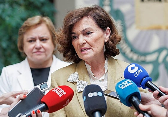 La presidenta del Consejo de Estado, Carmen Calvo, durante la atención a medios.