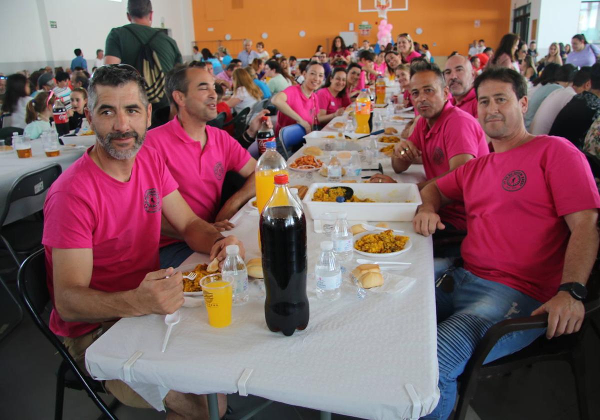 Un grupo de peñistas en la gran paella de hermandad de la localidad de Villares de la Reina que este año se celebrará el día 23.