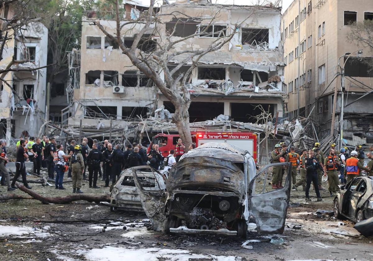 Un edificio dañado por los bombardeos de Irán contra Tel Aviv.