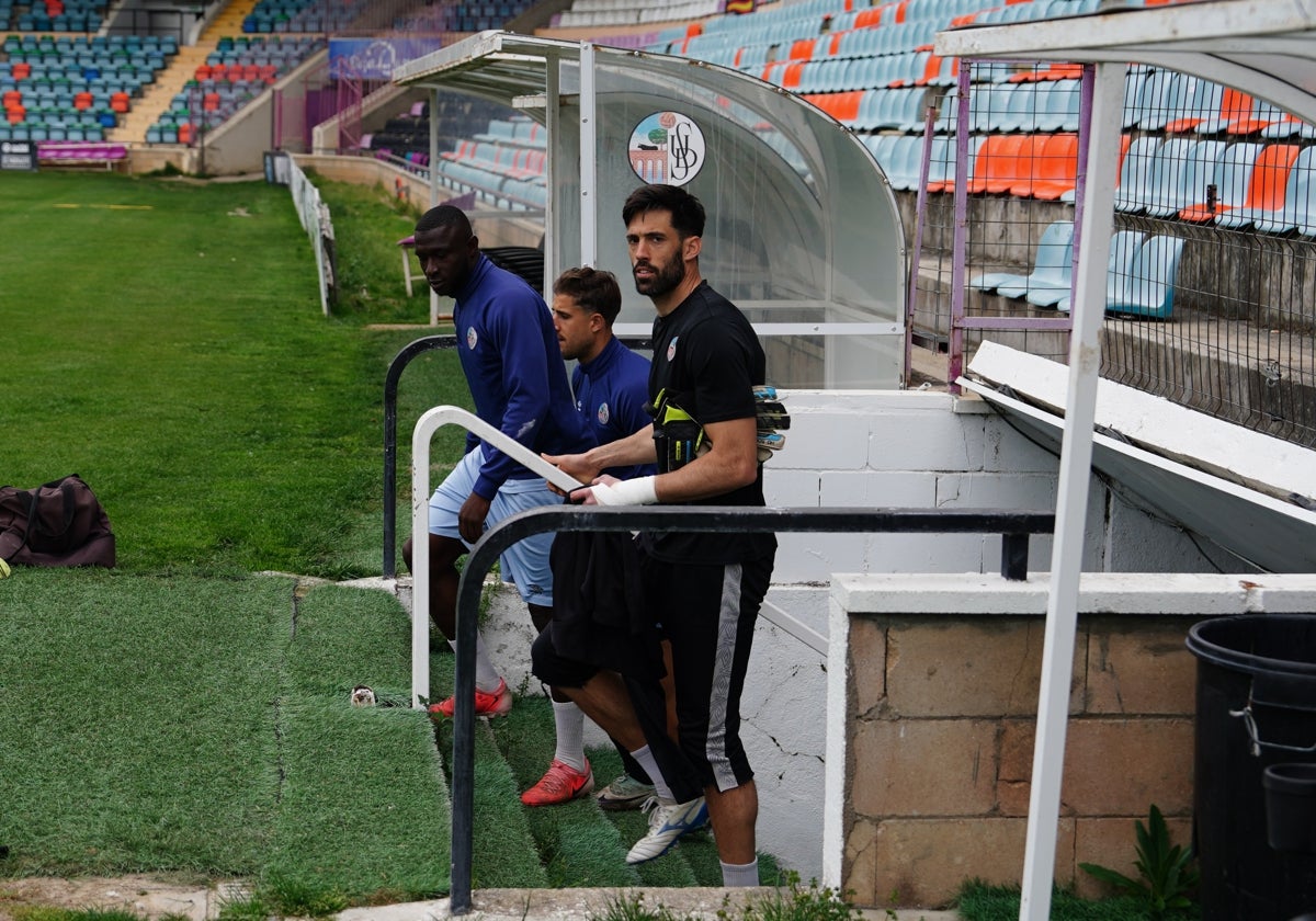 Souley y Villanueva, dos de los futbolistas que seguirán, saltando al césped junto a Villapalos.
