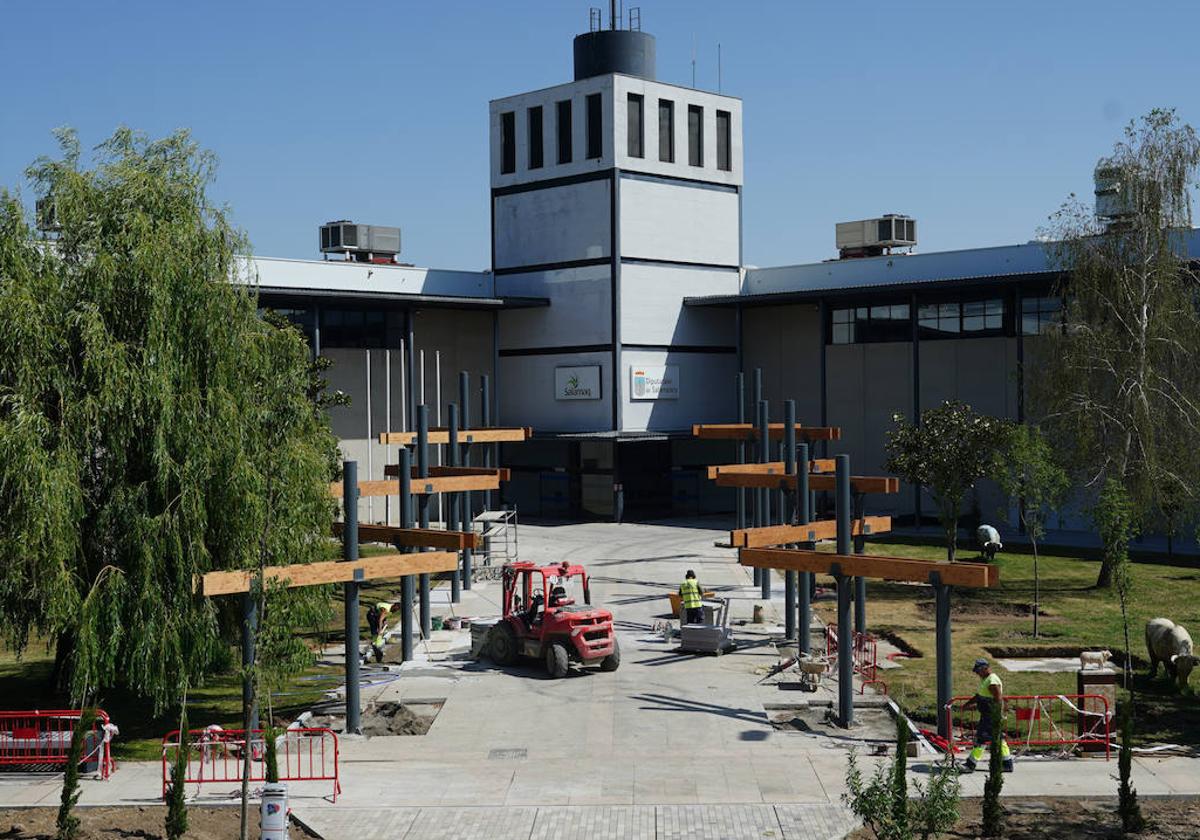 Remates de la nueva zona del bulevar del recinto de Salamaq, donde se instala una pérgola.