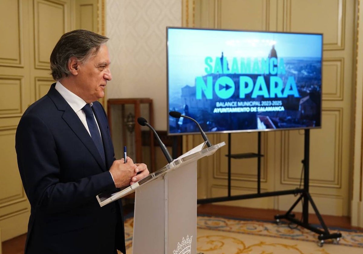 El alcalde de Salamanca, Carlos García Carbayo, este martes en el Salón de Recepciones.