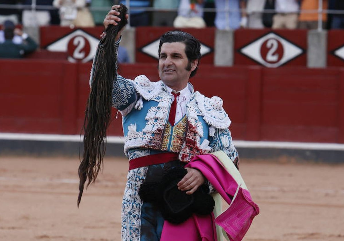 Morante de la Puebla, con el rabo del toro Repique, de Garcigrande.