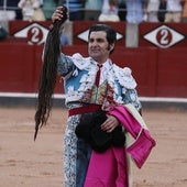 Morante de la Puebla, con el rabo del toro Repique, de Garcigrande.