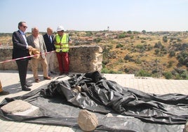 El presidente de la Fundación Iberdrola, Jaime Alfonsín, el consejero de Cultura, Gonzalo Santonja, y el alcalde, Exuperancio Benito, junto a uno de los tramos derrumbados de la muralla.