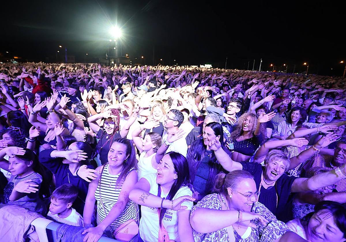 Las personas disfrutan del concierto de Panorama en la Aldehuela.