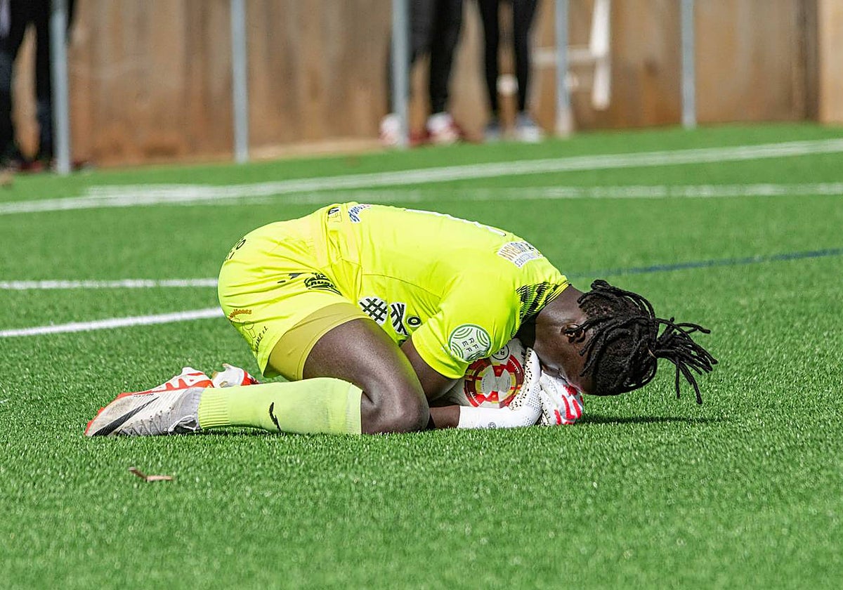 Leo Mendes se hace con el cuero durante un encuentro de la pasada campaña con el Quintanar del Rey.