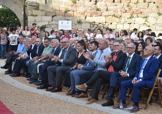 Las autoridades locales y provinciales, junto al pregonero, en el inicio de las fiestas de Corpus de Ledesma.