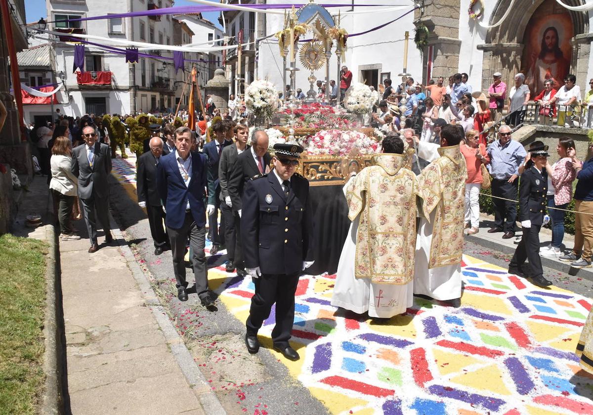 El Santísimo Sacramento a su paso por el atrio.