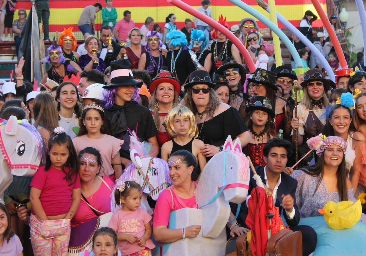 Incontables disfraces participan cada año en el desfile y conquistan el albero.