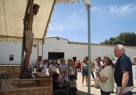 Un grupo de devotos durante la veneración del Cristo de Cabrera