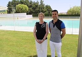 Yolanda Alonso y Jesús Manuel Hernández, en las instalaciones de las piscinas municipales de Guijuelo.