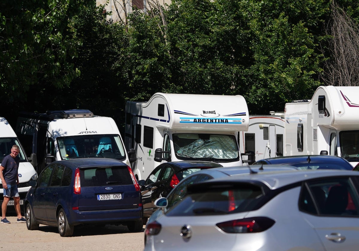 Caravanas en Salas Bajas, junto al puente Sánchez Fabrés.