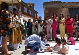 Bendición de altares y niños del pasado Corpus Christi en Calvarrasa de Abajo.