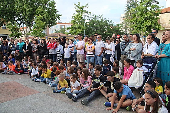 Mayores y niños disfrutando de uno de los espectáculos de las fiestas del Señor organizados en pasadas ediciones.