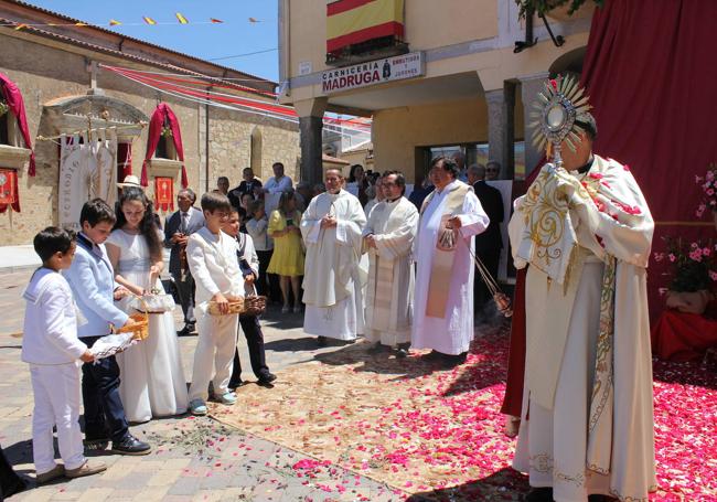 El pueblo se engalana con altares, estandartes y flores.