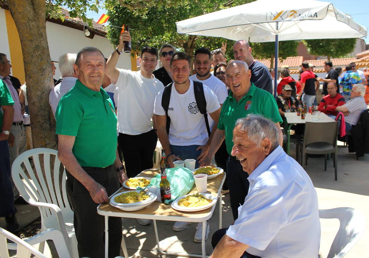 Gran ambiente durante la paella popular de las fiestas.