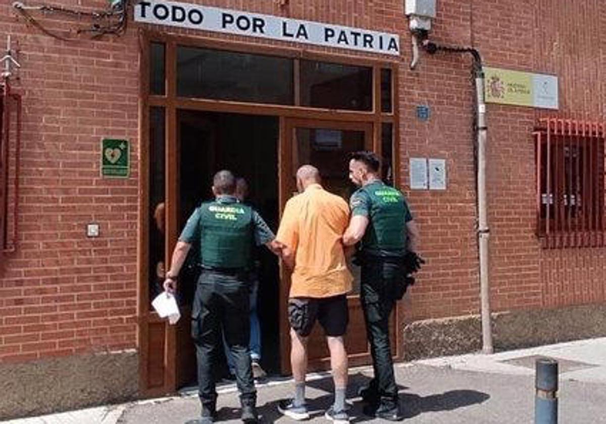 Imagen de los agentes de la Guardia Civil con el detenido.