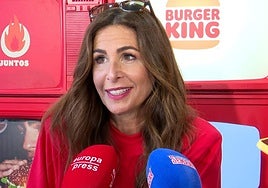 Nuria Roca atiende a los medios de comunicación.