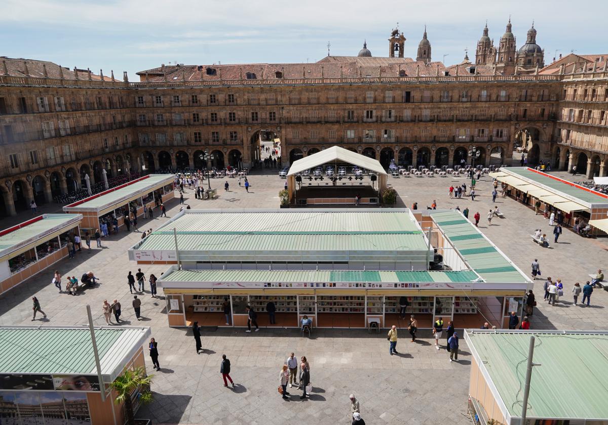 La feria del libro comenzó a montarse a principios de mayo y duró diez días.