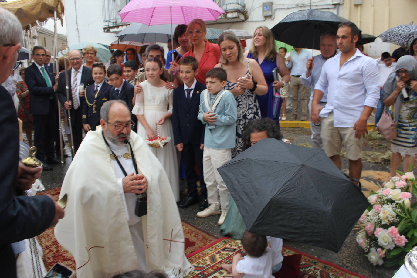 Procesión de paraguas en el intrépido Corpus de Vitigudino