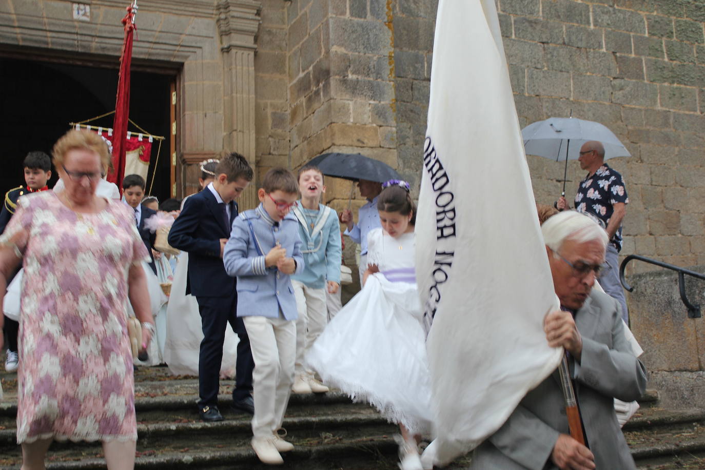 Procesión de paraguas en el intrépido Corpus de Vitigudino