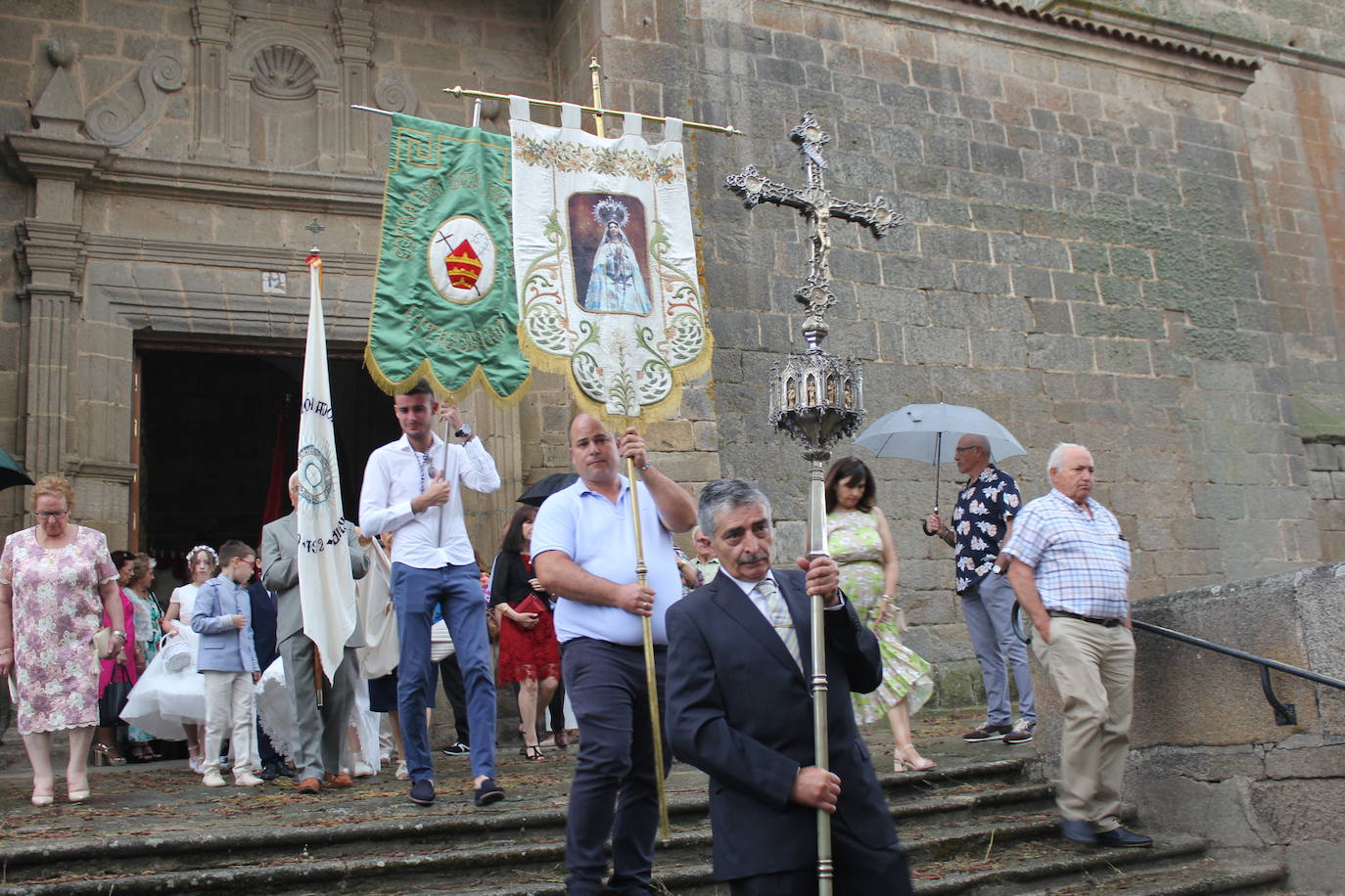 Procesión de paraguas en el intrépido Corpus de Vitigudino