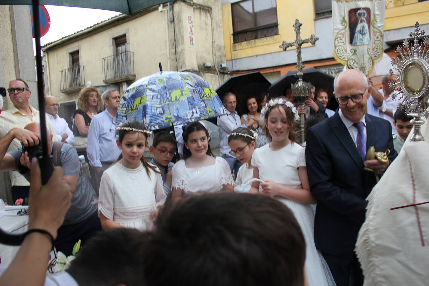 Procesión de paraguas en el intrépido Corpus de Vitigudino