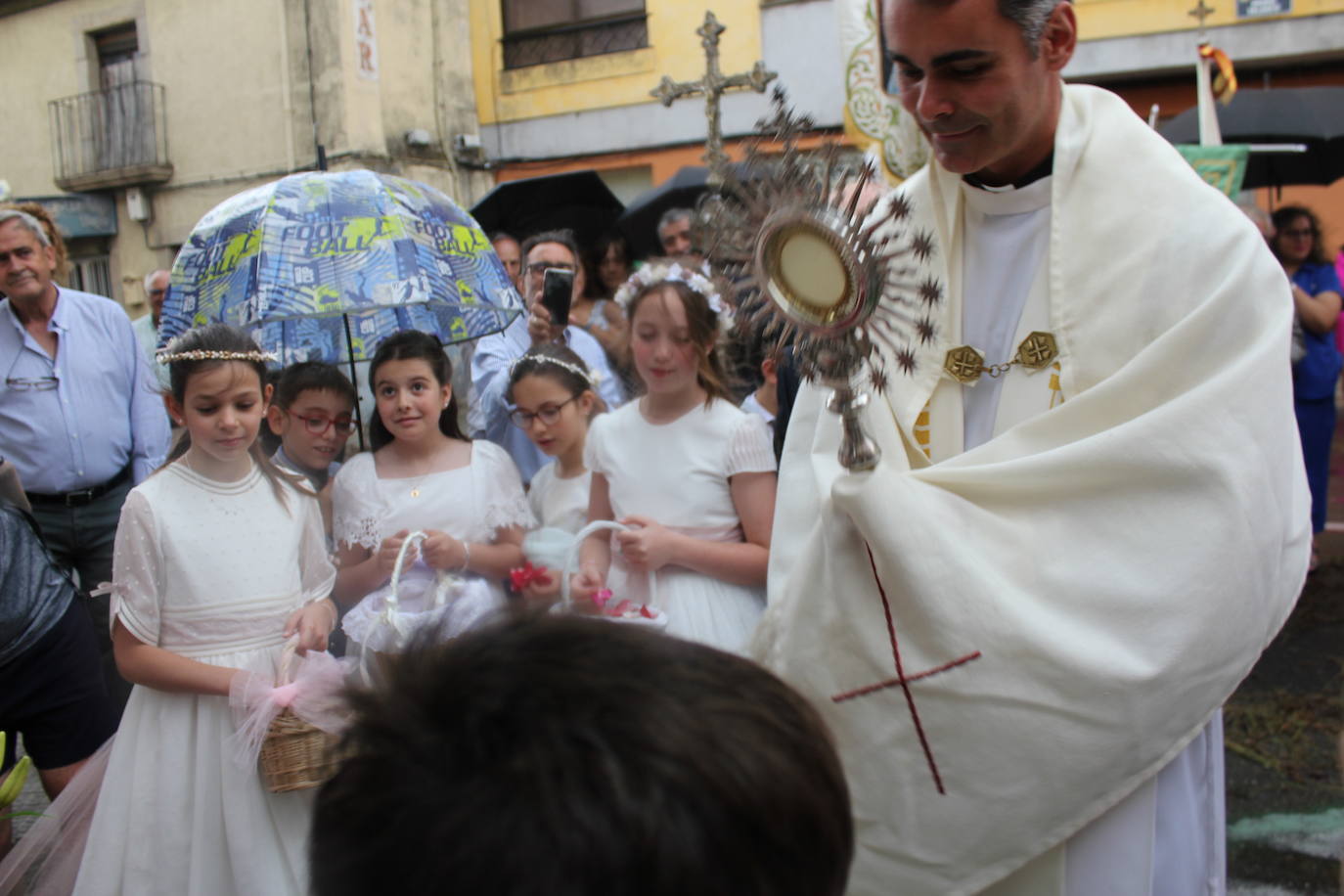 Procesión de paraguas en el intrépido Corpus de Vitigudino