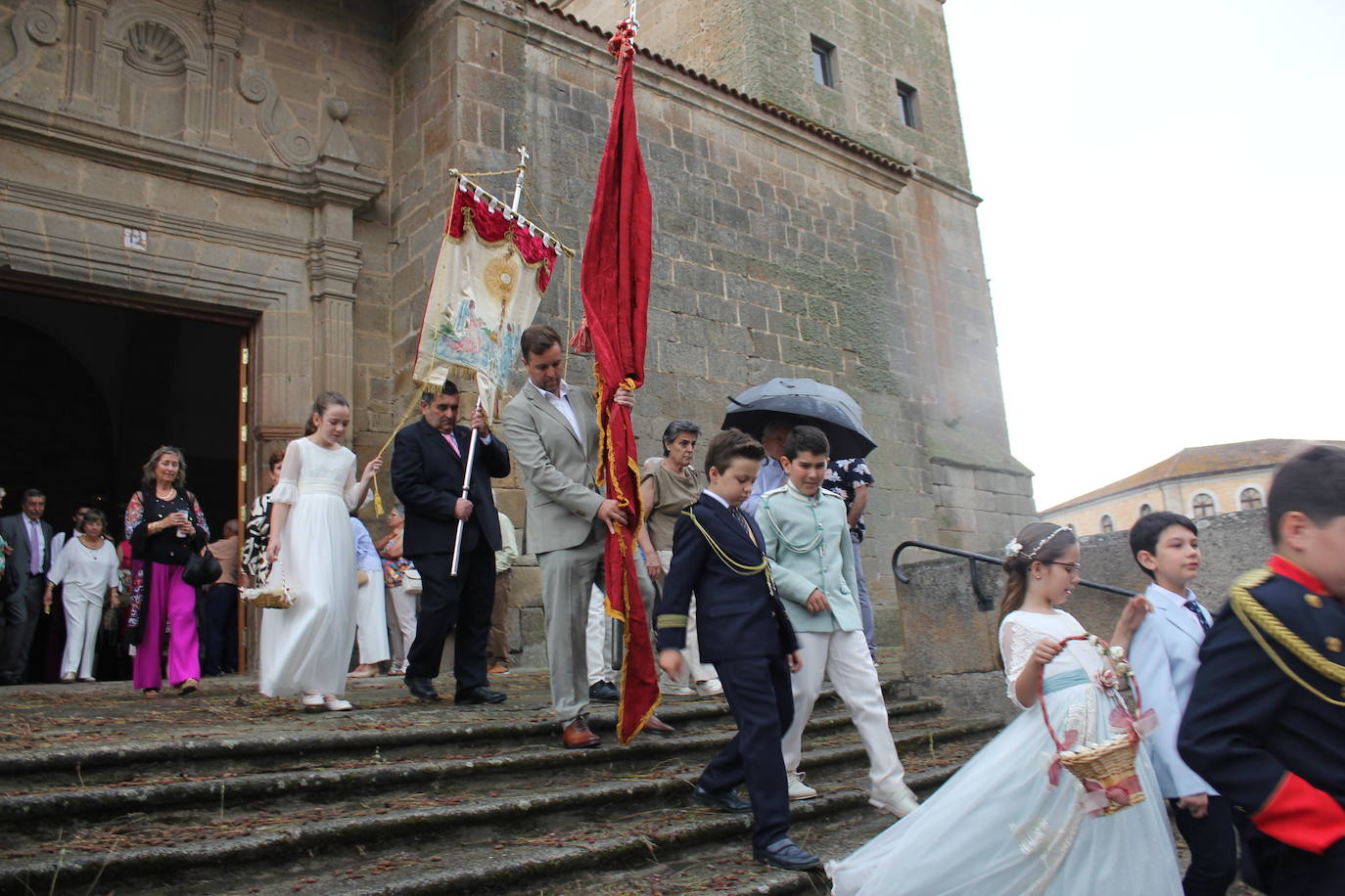 Procesión de paraguas en el intrépido Corpus de Vitigudino
