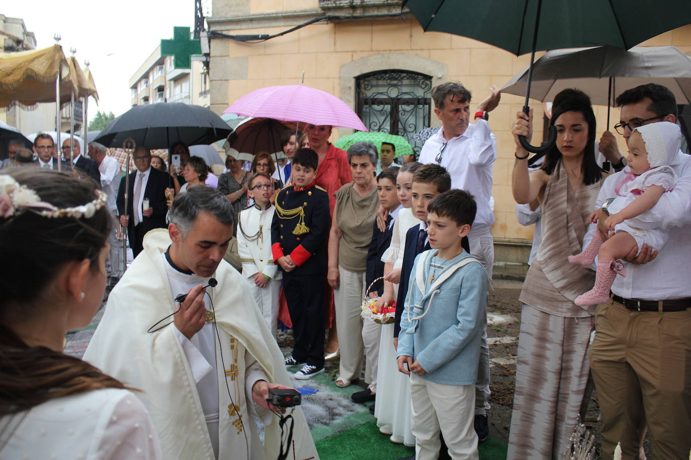 Procesión de paraguas en el intrépido Corpus de Vitigudino