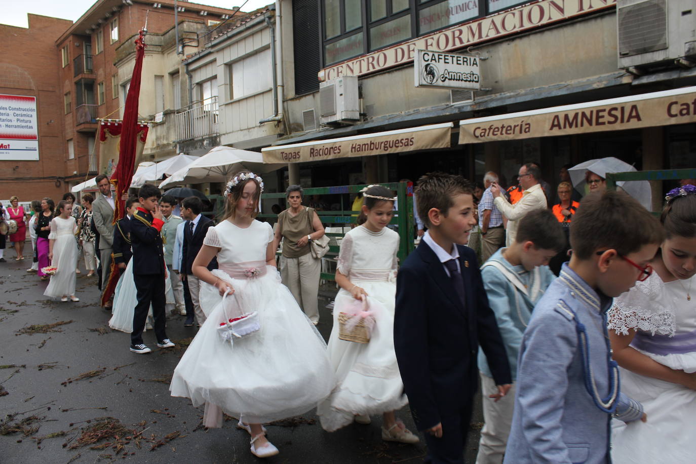 Procesión de paraguas en el intrépido Corpus de Vitigudino