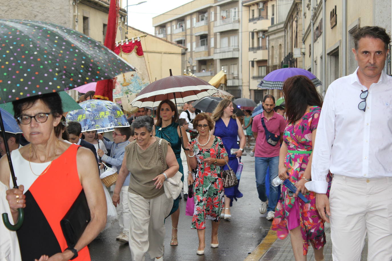 Procesión de paraguas en el intrépido Corpus de Vitigudino