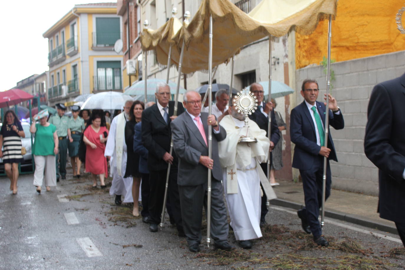 Procesión de paraguas en el intrépido Corpus de Vitigudino