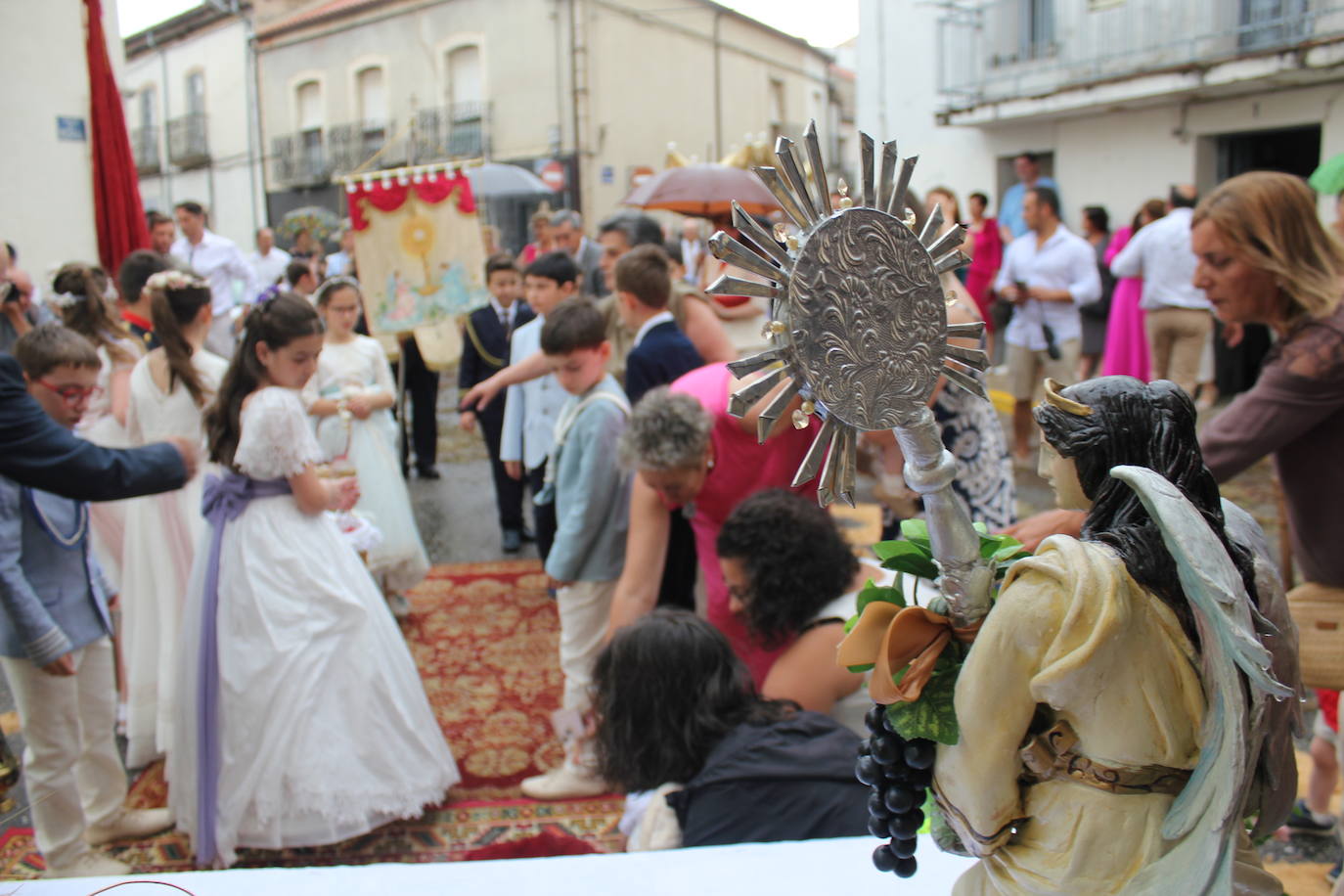 Procesión de paraguas en el intrépido Corpus de Vitigudino