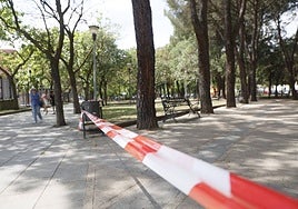 Cinta en una zona arbolada de la ciudad para prohibir el paso.