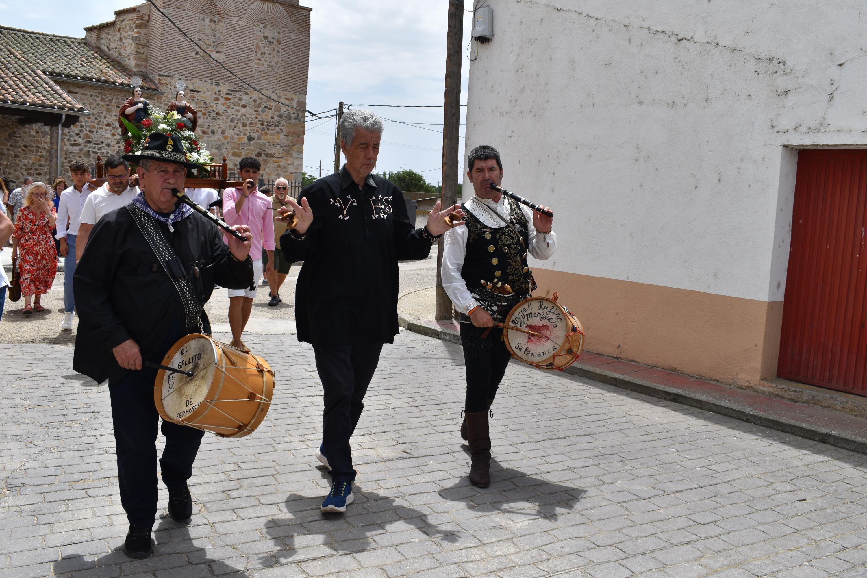 Sieteiglesias de Tormes rememora su historia con el reparto de 40 kilos de cerezas