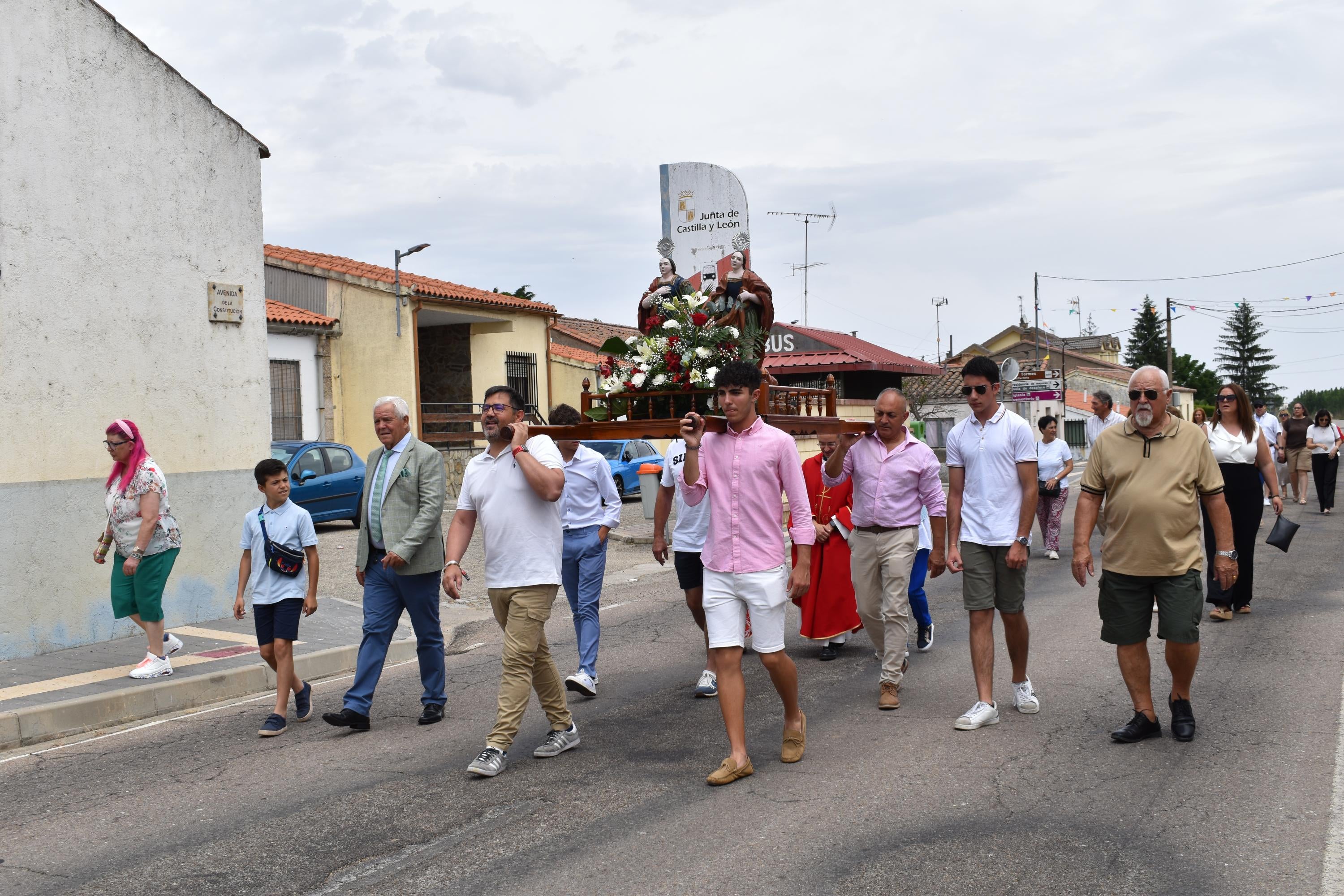 Sieteiglesias de Tormes rememora su historia con el reparto de 40 kilos de cerezas