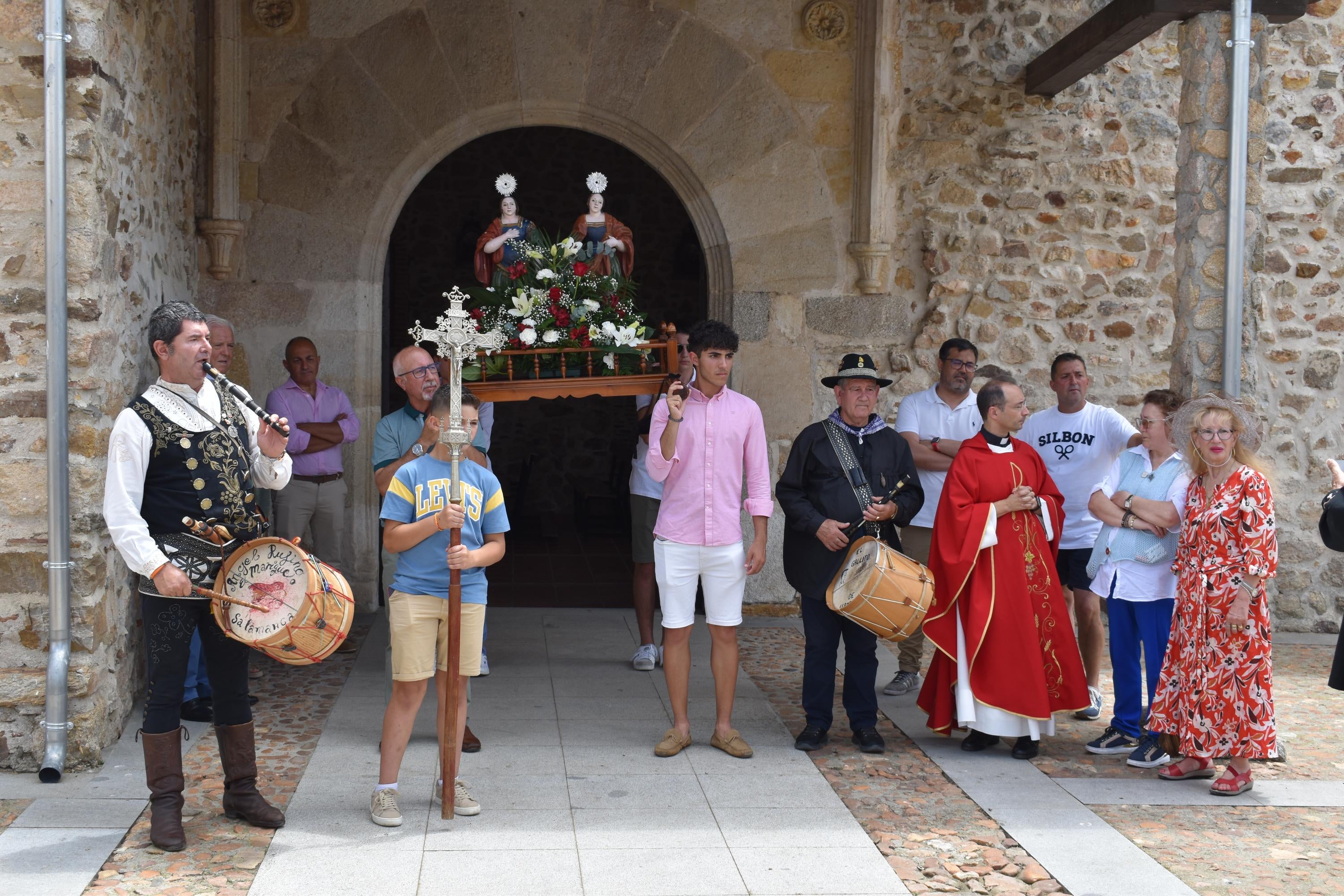 Sieteiglesias de Tormes rememora su historia con el reparto de 40 kilos de cerezas