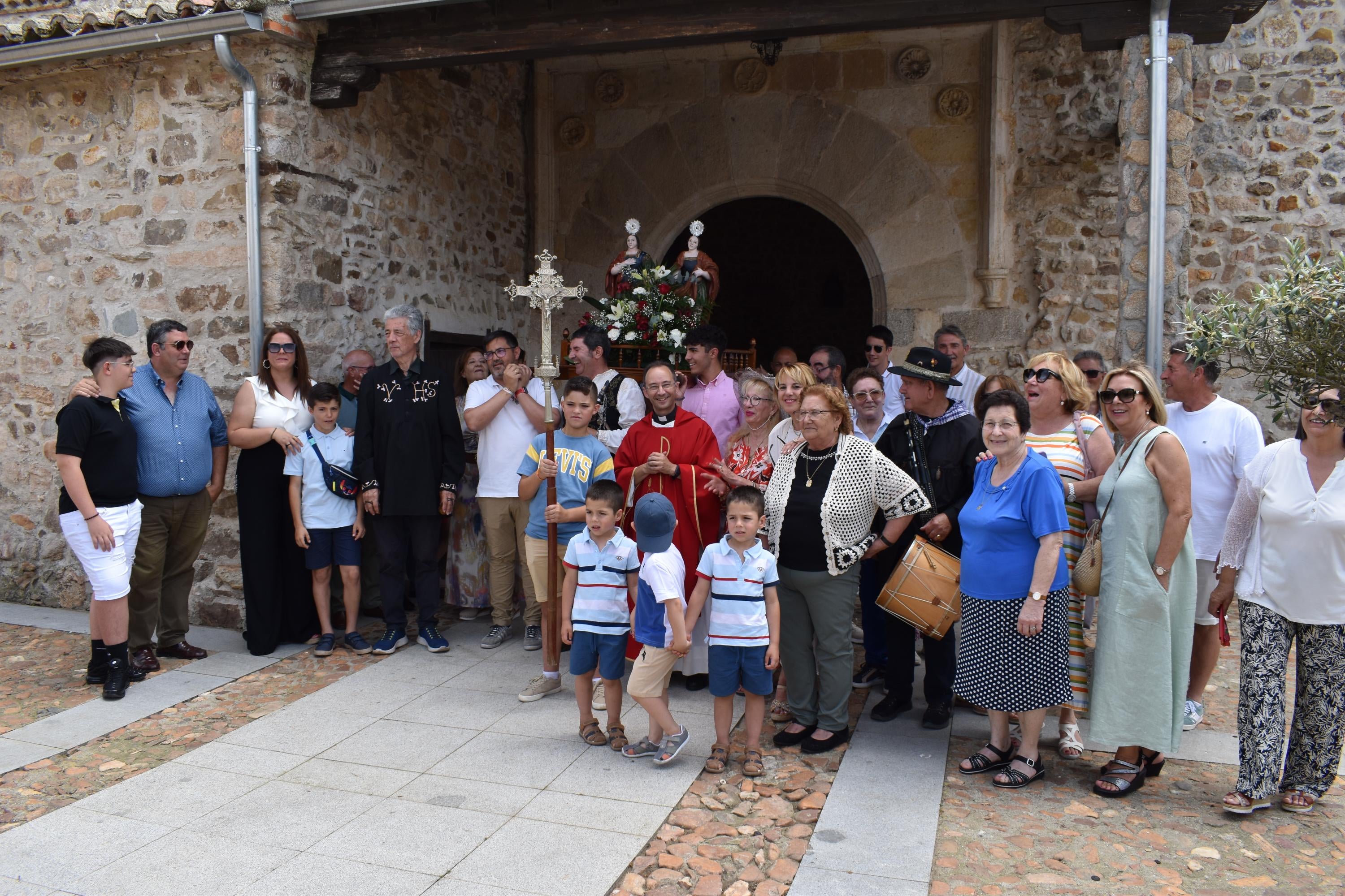 Sieteiglesias de Tormes rememora su historia con el reparto de 40 kilos de cerezas