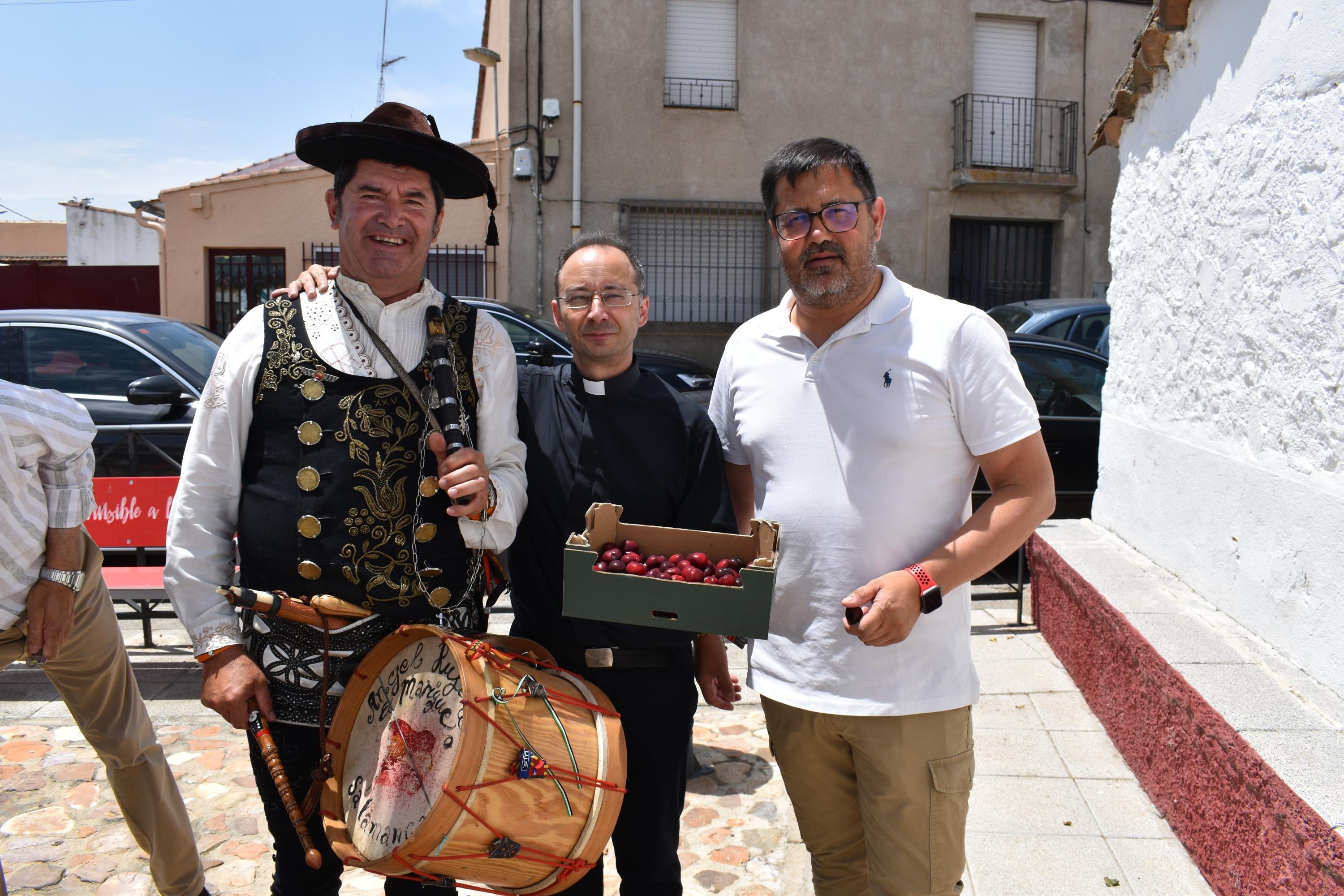 Sieteiglesias de Tormes rememora su historia con el reparto de 40 kilos de cerezas