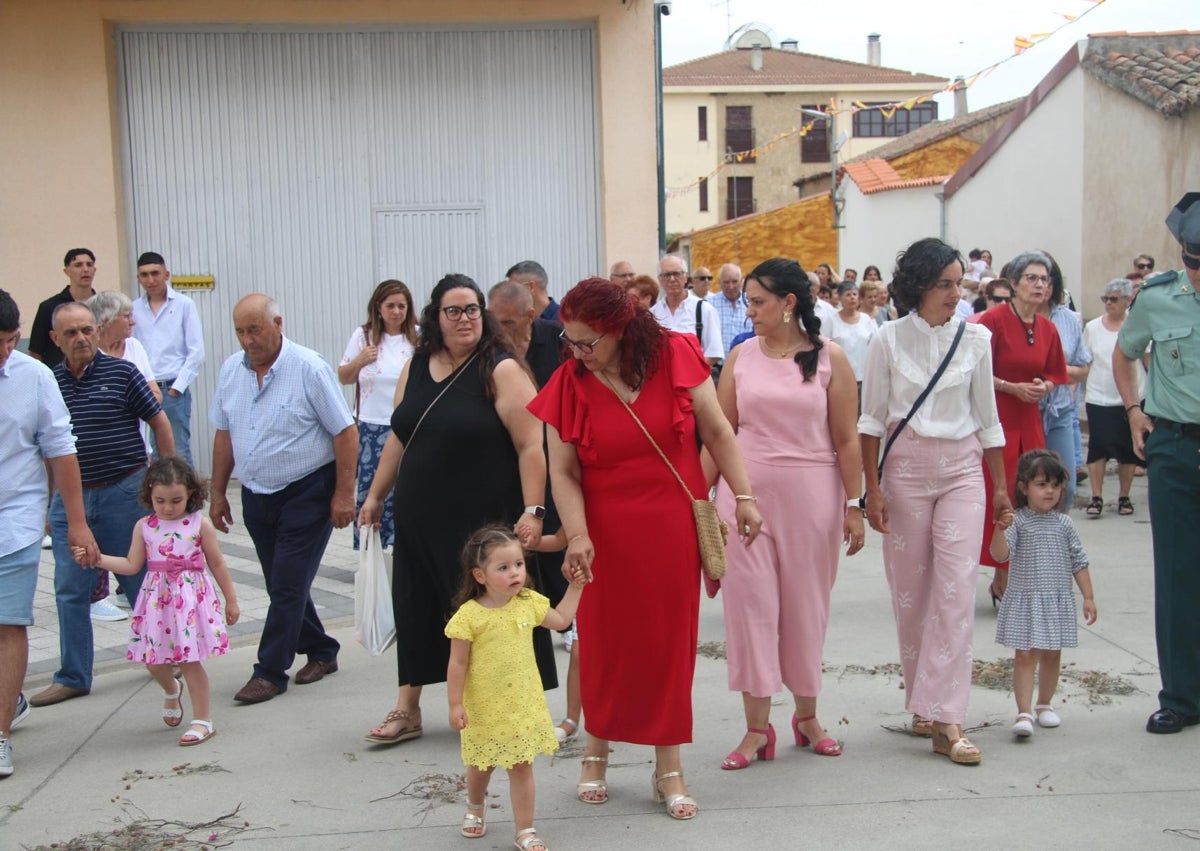Imagen secundaria 1 - Pétalos de rosa y alfombra de tomillo para el Santísimo y los niños en Calvarrasa de Abajo