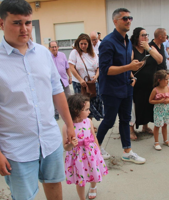 Imagen secundaria 2 - Pétalos de rosa y alfombra de tomillo para el Santísimo y los niños en Calvarrasa de Abajo