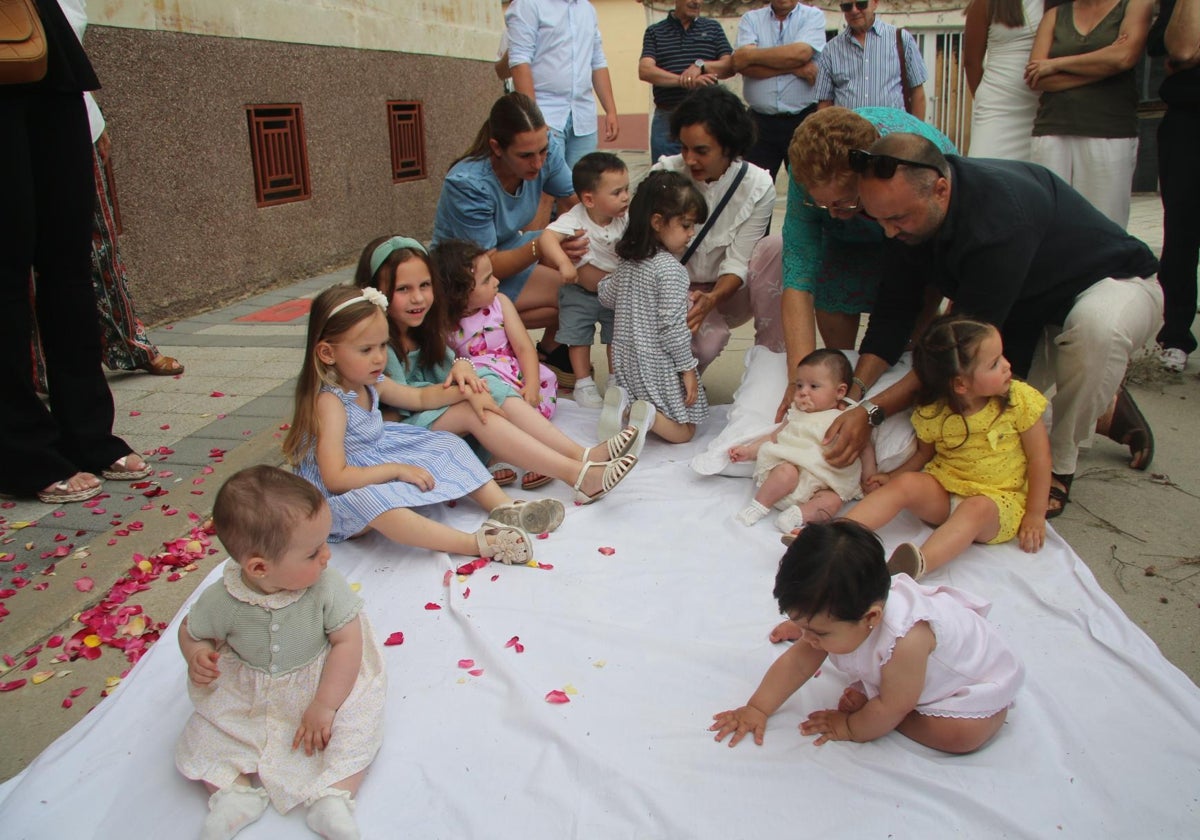Los niños más pequeños de la localidad, en la presentación ante el Santísimo.