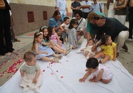 Los niños más pequeños de la localidad, en la presentación ante el Santísimo.