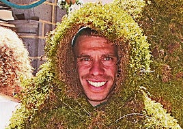 Álvaro García es policía local en Béjar y se vistió como Hombre de Musgo en 2024 en Béjar.