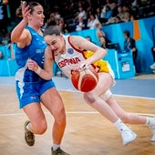 Iyana Martín intenta marcharse de su defensora en el choque de este jueves.